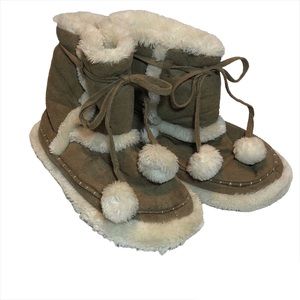 Mukluk style tan slippers with white Pom Pom ties women’s size 5-6